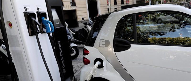 Fabricantes de coches y eléctricas urgen multiplicar por 15 los puntos de recarga actuales para 2030 y alcanzar los 2,8 millones