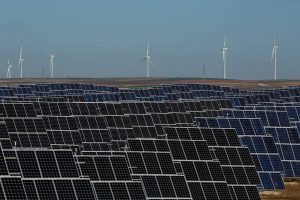Los expertos apuestan por las energías renovables y el autoconsumo como la única vía para reducir el coste