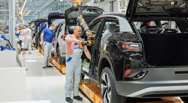 Las automovilísticas podrían triplicar su valor gracias a la electrificación, según los ecologistas