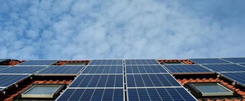 Autoconsumo de energía solar, la moda de 2023 que impulsa al coche eléctrico